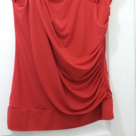 Suzy Shier red blouse with design - Picture 2 of 4